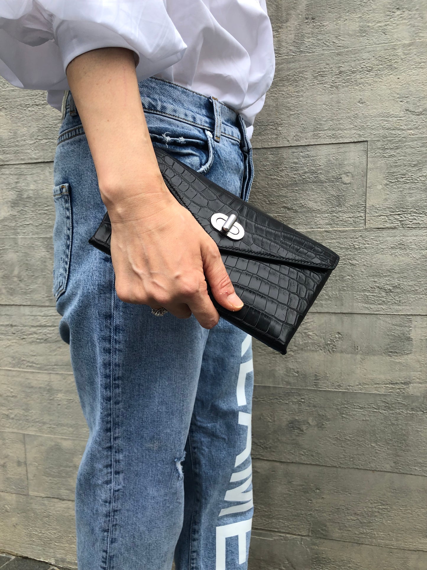 Crocodile clutch bag (black)